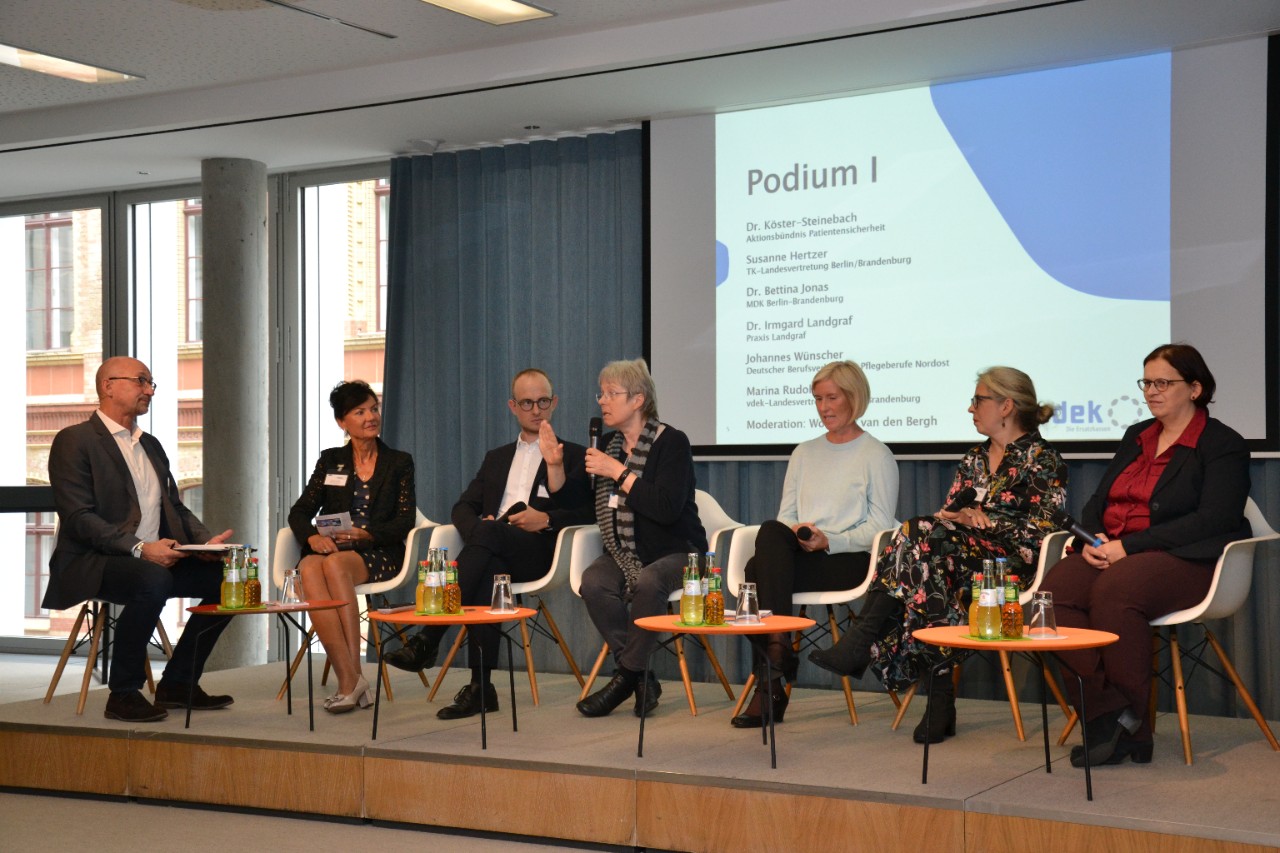 v.l.n.r.: Wolfgang van den Bergh Chefredakteur der &Auml;rzte Zeitung (Moderation), Marina Rudolph stellvertretende Leiterin der vdek-Landesvertretung Berlin/Brandenburg, Johannes W&uuml;nscher Referent Deutscher Berufsverband f&uuml;r Pflegeberufe, Dr. Irmgard Landgraf Praxisinhaberin Landgraf, Dr. Bettina Jonas MDK Berlin-Brandenburg, Susanne Hertzer Leiterin TK-Landesvertretung Berlin/Brandenburg, Dr. Ilona K&ouml;ster-Steinebach Aktionsb&uuml;ndnis Patientensicherheit 