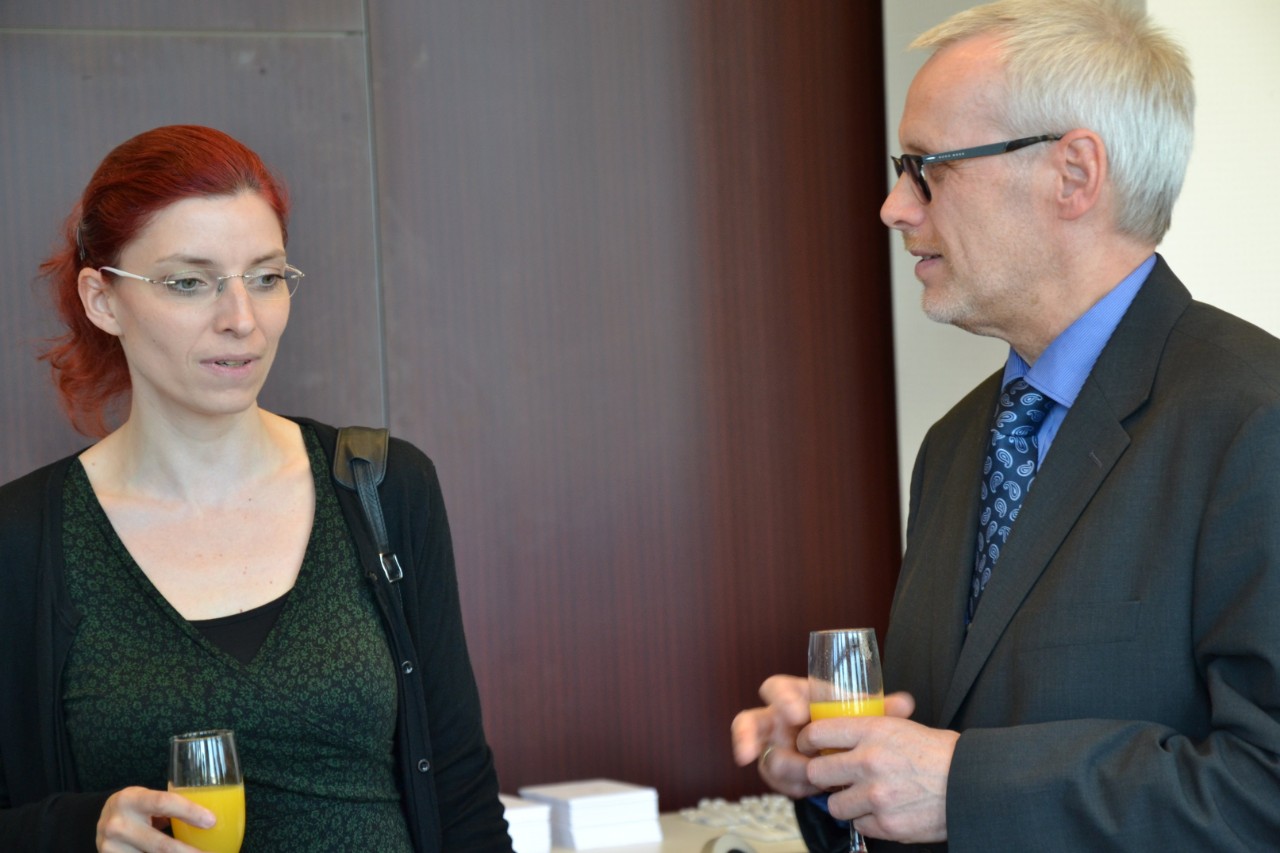 Michael Domr&ouml;s (rechts) im Gespr&auml;ch mit Diana Golze
