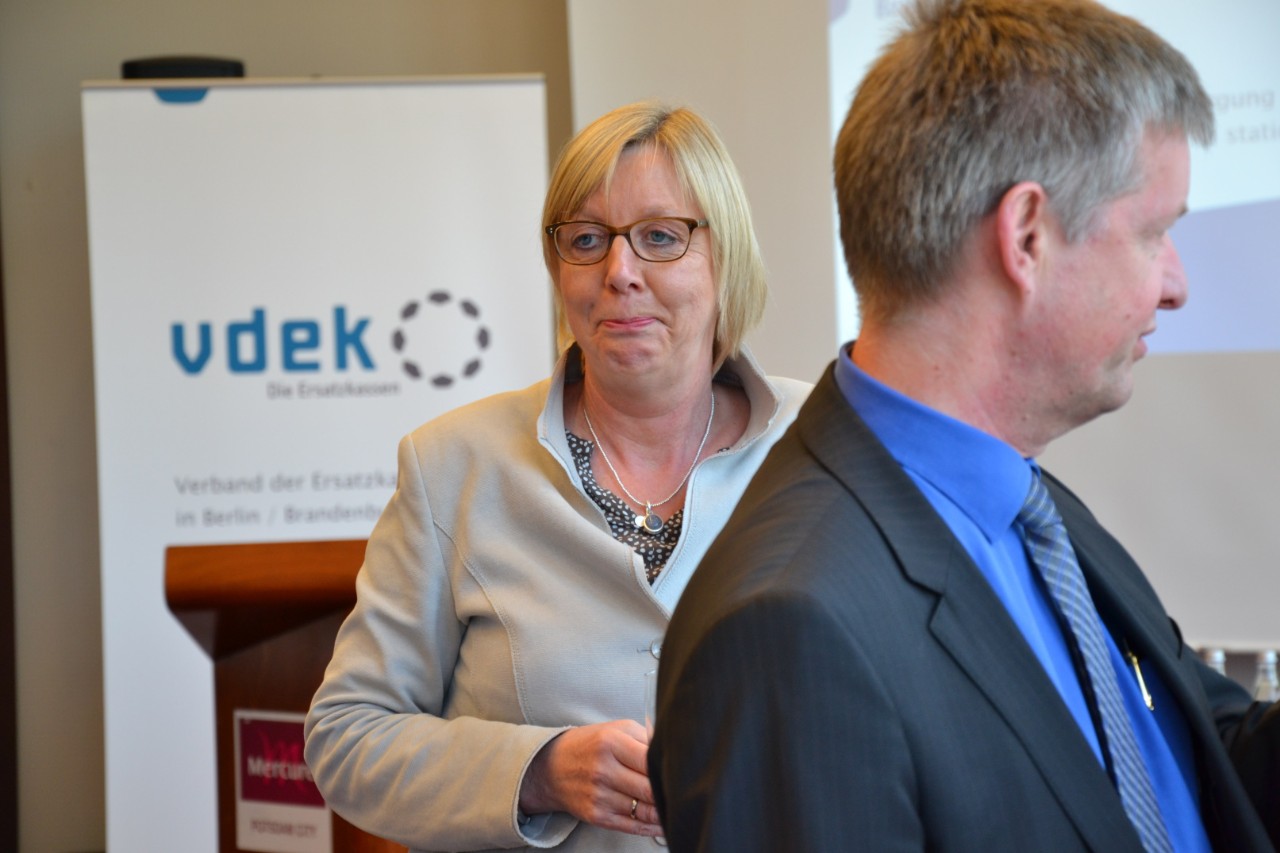 Die vdek-Vorstandsvorsitzende Ulrike Elsner in heller Jacke