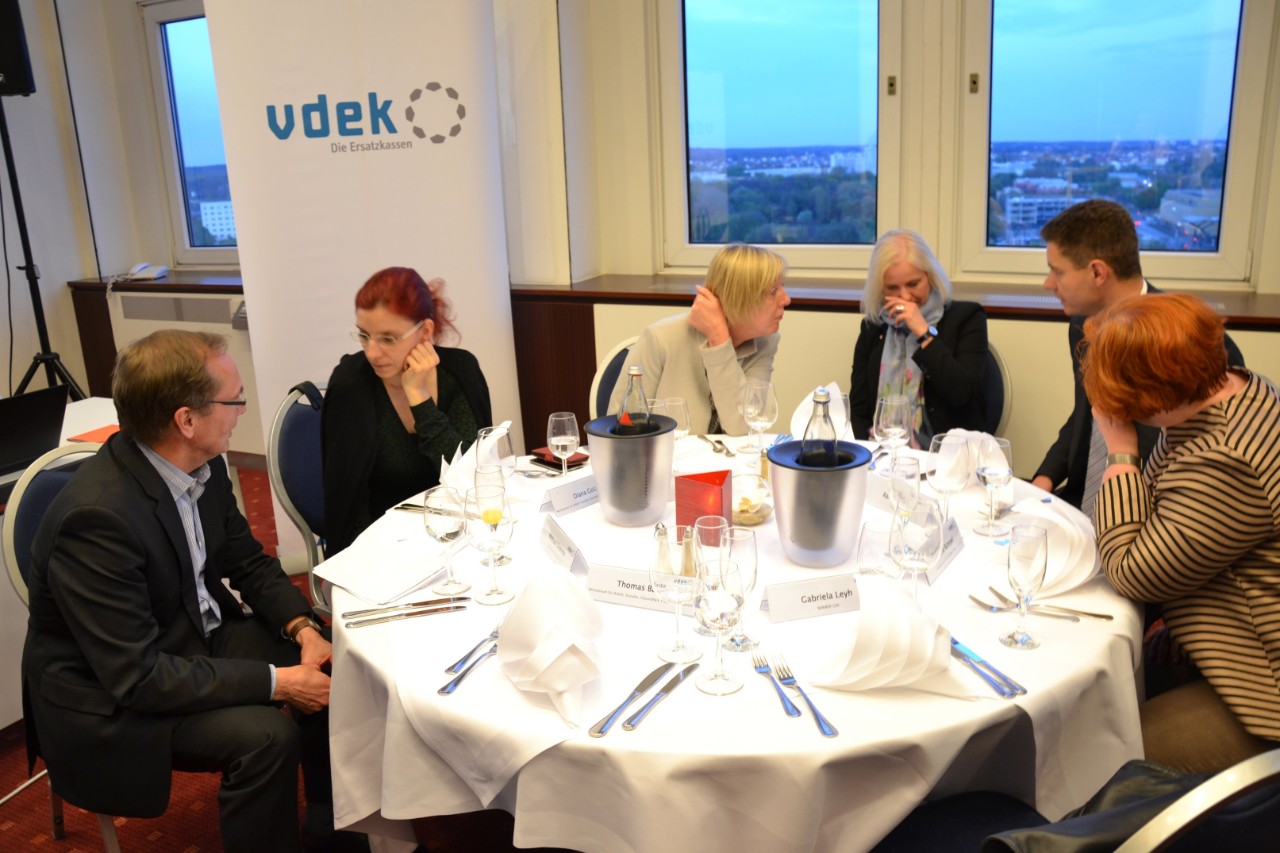 Blick auf die an einem Tisch sitzenden Teilnehmer des Parlamentarischen Abends