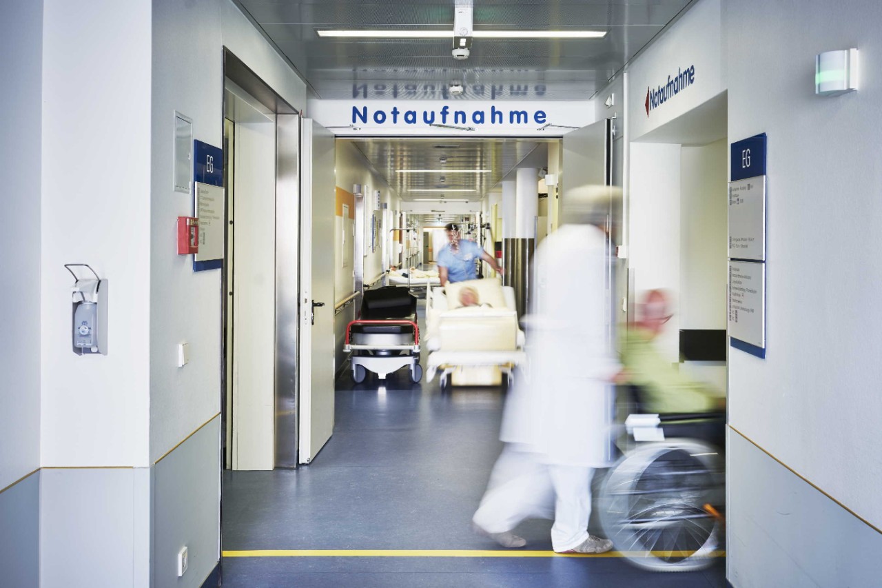 Notaufnahme Krankenhaus Arzt Rollstuhl Patient Eingang 