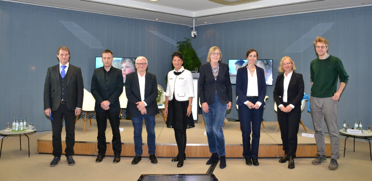 Michael Zaske (Leiter der Abteilung Gesundheit im MSGIV Brandenburg), Moderator Hannes Heine, Dr. Burkhard Ruppert (Vorstandsvorsitzender der KV Berlin), Marina Rudolph (Leiterin der vdek-Landesvertretung Berlin/Brandenburg), Ulrike Elsner (vdek-Vorstandsvorsitzende), Prof. Dr. Julia Asbrand (Juniorprofessorin f&uuml;r Klinische Kinder und Jugendlichenpsychologie und -psychotherapie an der Humboldt-Universit&auml;t zu Berlin), Anke Grubitz (Leiterin der DAK-Landesvertretung Brandenburg) und Kai Lanz (Gr&uuml;nder von krisenchat)