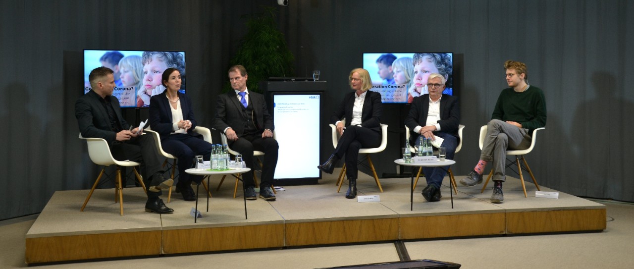 Podiumsteilnehmende von links: Hannes Heine (Moderator), Prof. Dr. Julia Asbrand, Michael Zaske, Anke Grubitz, Dr. Burhard Ruppert und Kai Lanz
