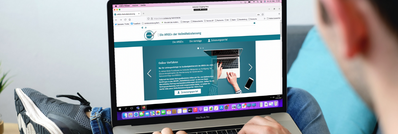 Mann öffnet auf Laptop Heilmittel-Webportal