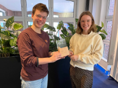 Zwei Frauen mit einer Trophäe in denHänden