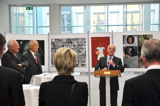 Der B&uuml;rgerschaftspr&auml;sident Christian Weber begr&uuml;&szlig;t die G&auml;ste der Ausstellung.