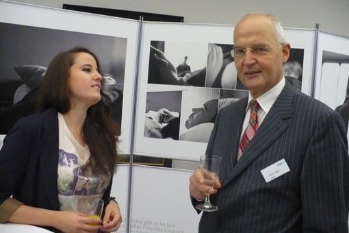 Die junge Fotografin Viktoria Heisig mit dem Leiter der LV Bremen, Karl Nagel.