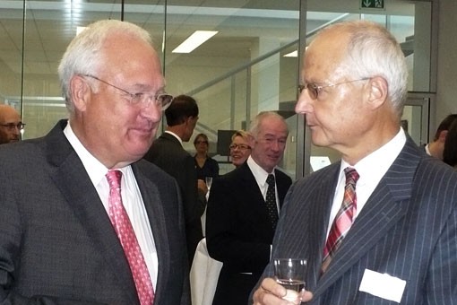 Der Leiter der Bremer Landesvertretung Karl Nagel (rechts) begr&uuml;&szlig;t den vdek-Verbandsvorsitzenden Christian Zahn.
