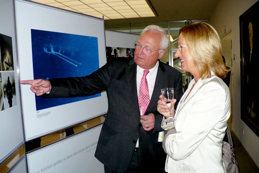 vdek-Verbandsvorsitzender Christian Zahn betrachtet die Ausstellung genau.
