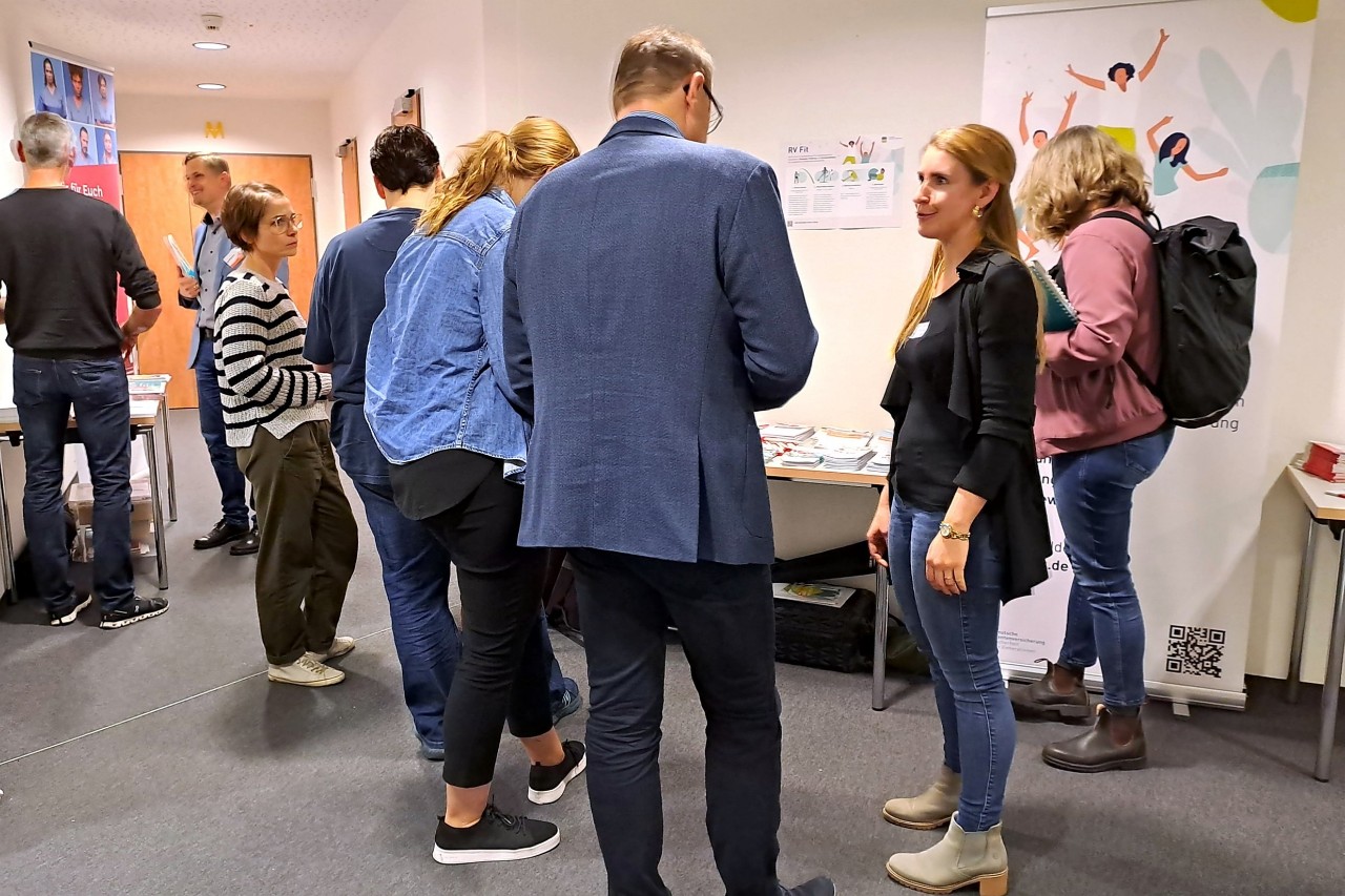 Im Foyer konnten sich die Teilnehmenden an Infotischen austauschen.