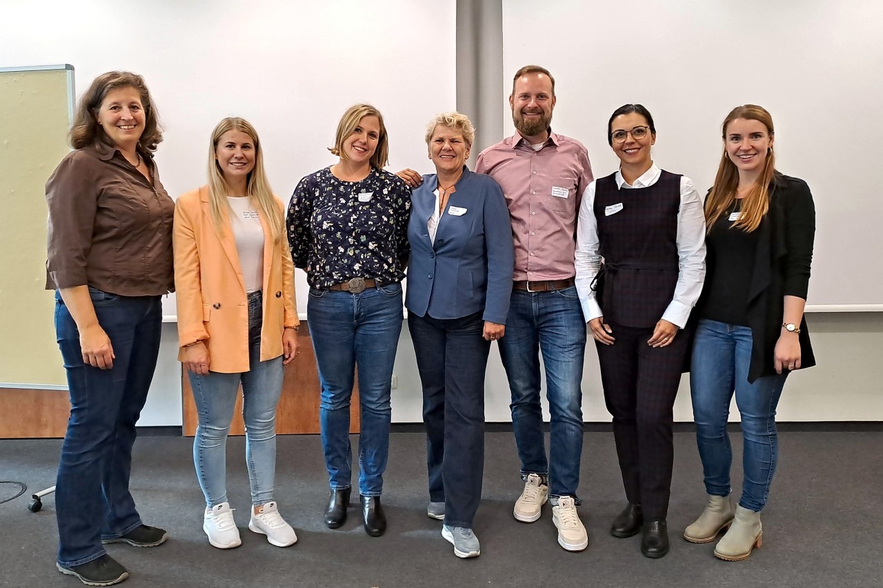 Das Team der Veranstaltung (v.l.n.r.): Dr. Kai Huter (Arbeitnehmerkammer), Laura Beuke (BGF-Koordinierungsstelle Land Bremen), Katharina Matthes (Bremer PflegeInitiative), Heike Fafflock (Integrierter Gesundheitscampus Bremen), Nikolai Scholz (Senatorin f&uuml;r Gesundheit, Frauen und Verbraucherschutz), Sandra Stridde (Deutsche Gesetzliche Unfallversicherung), Michelle Pokall (Deutsche Rentenversicherung Bund)