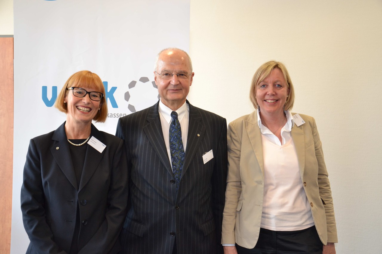 Staffel&uuml;bergabe: Kathrin Herbst (links) &uuml;bernimmt von Karl L. Nagel die Leitung der Landesvertretung Bremen, vdek-Vorsitzende Ulrike Elsner gratuliert.