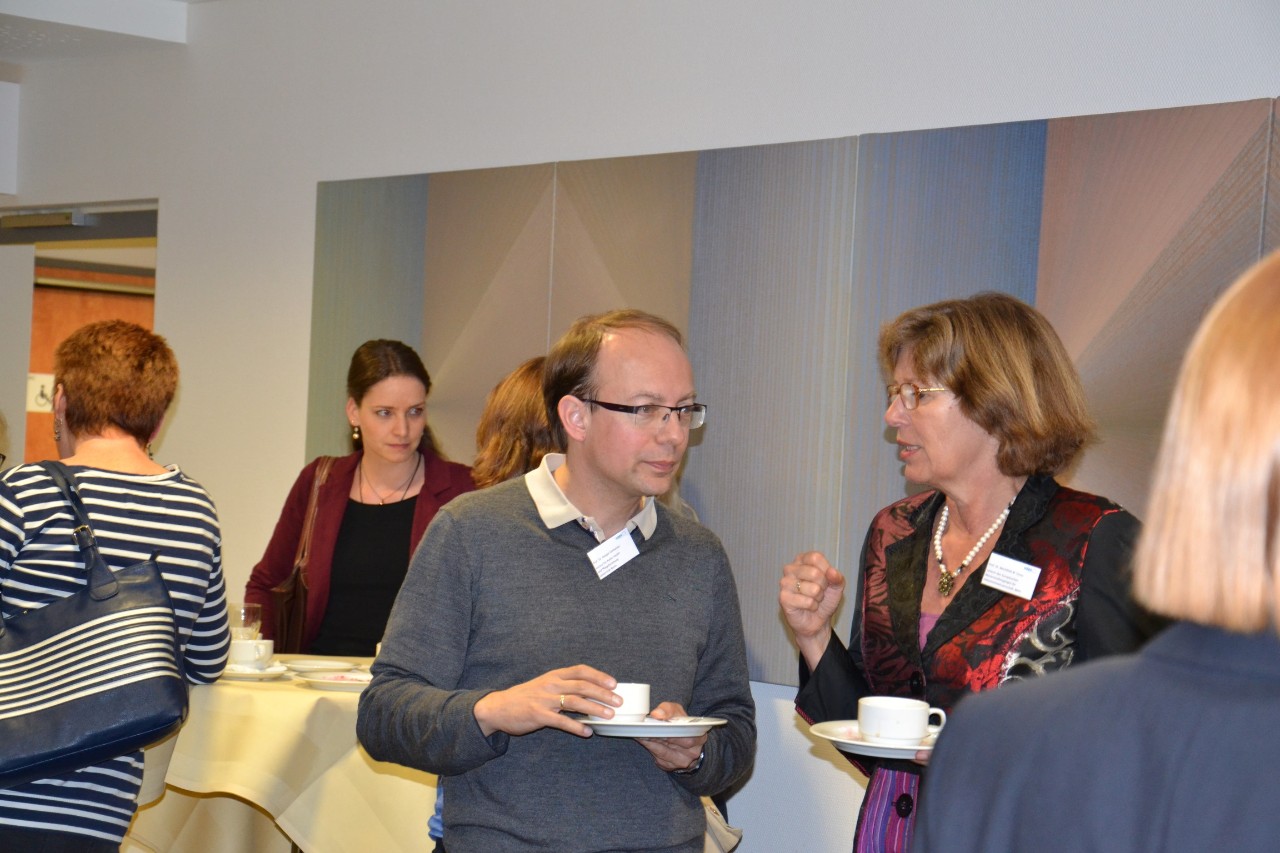 Beim Pausengespr&auml;ch: Prof.Dr. Ansgar Gerhardus (Uni Bremen) und Prof.Dr. Mechthild Gross (Hannover)