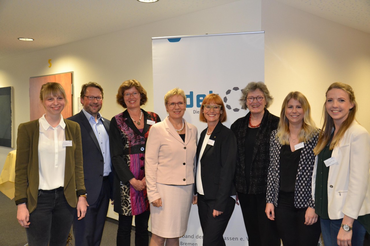 Die Referenten v.r.n.l.: Susanne Heitz (Uni Bremen), Dr. Martin Kluxen (vdek Berlin), Prof.Dr. Mechthild Gross (Medizinische Hochschule Hannover), Prof.Dr. Eva Quante-Brand (Gesundheitssenatorin), Kathrin Herbst (vdek Bremen), Ulrike Hauffe (ZGF), Laura Beuke und Nadine Watras (Uni Bremen) 