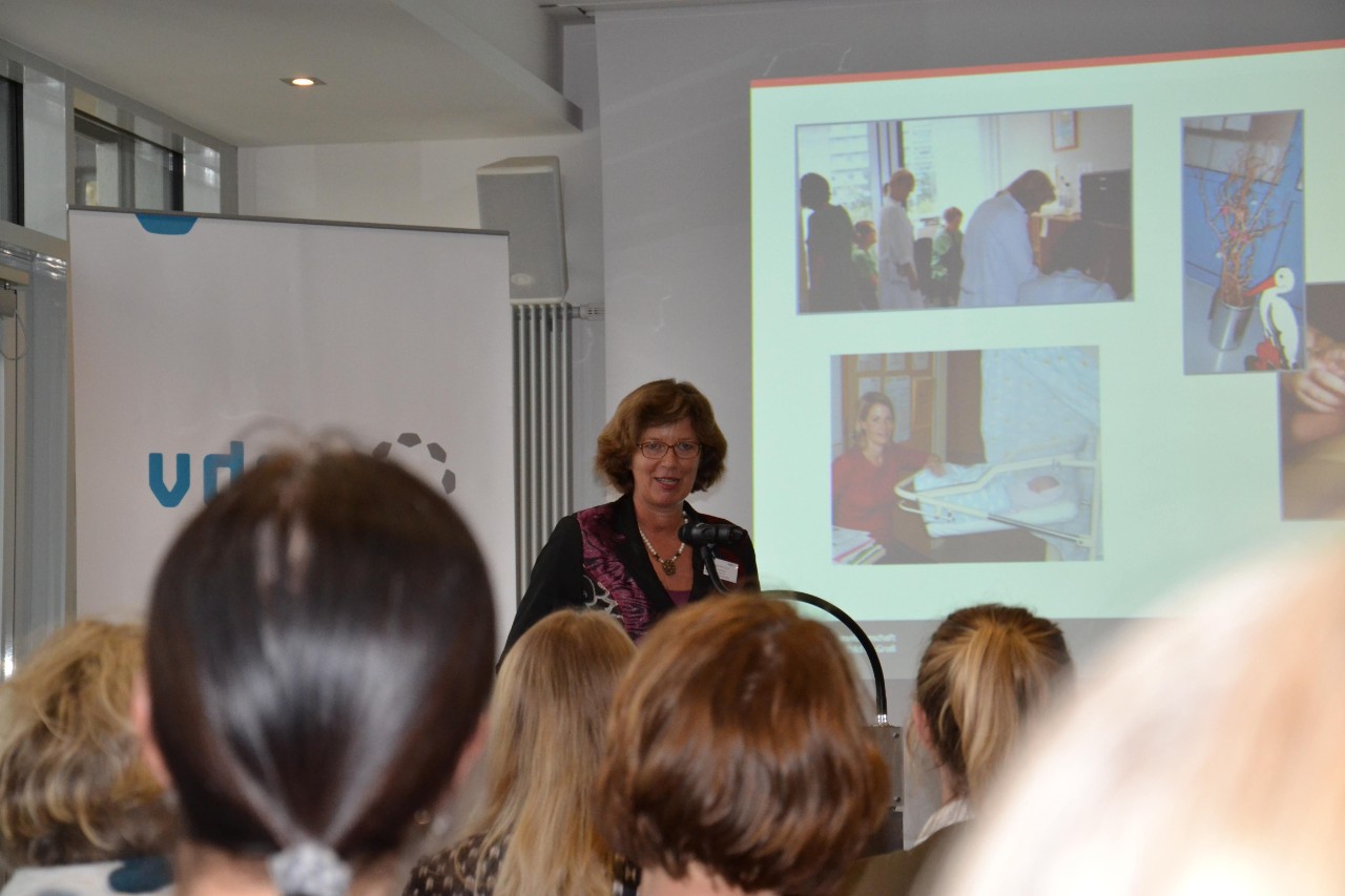 Prof.Dr. Mechthild Gross aus Hannover stellt die OptiBIRTH-Studie vor