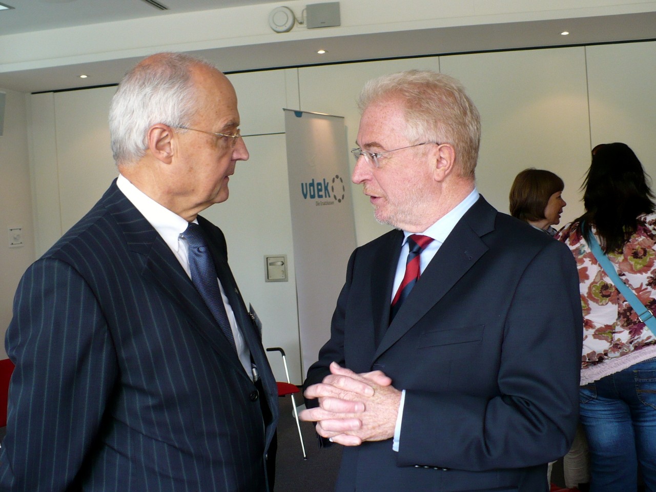 Der Bremer vdek-Leiter Karl L. Nagel begr&uuml;&szlig;t Staatsrat Peter H&auml;rtl