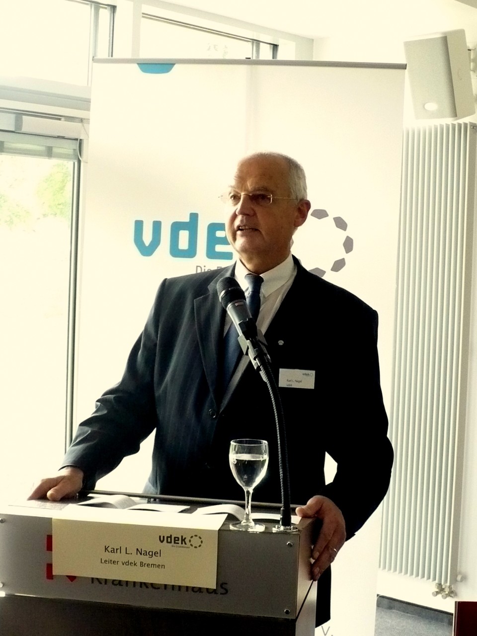 Der Leiter der Bremer Landesvertretung Karl L. Nagel begr&uuml;&szlig;t die Teilnehmer des Ersatzkassenforums