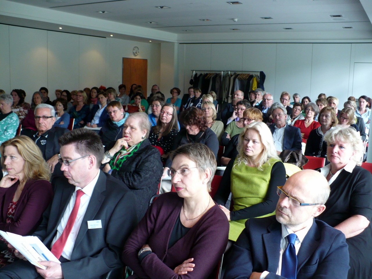 Ersatzkassenforum 2013 in Bremen: Blick ins gut gef&uuml;llte Publikum, vordere Reihe von links: Beate Hoffmann (Moderatorin), Stefan W&ouml;hrmann (vdek Berlin), Prof. Dr. Petra Kolip (Uni Bielefeld), Priv.-Doz. Dr. Carsten W&ouml;hrmann (Frauenarzt Klinikum Links der Weser)
