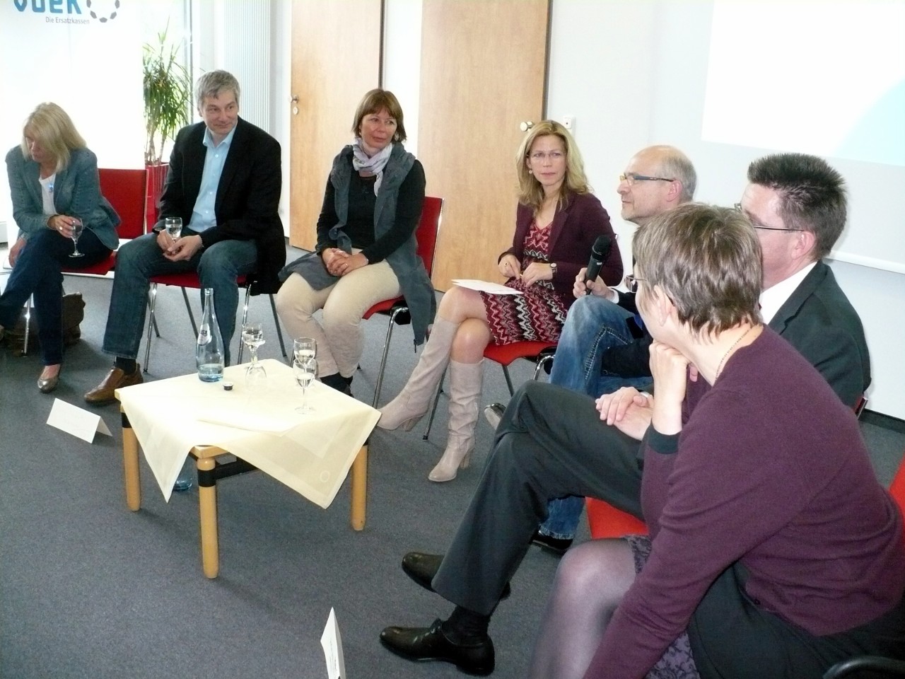 Die Podiumsrunde (von links): Dr. Elisabeth Holthaus, Gyn&auml;kologin, Dr. Thorsten K&ouml;rner, Neonatologe und P&auml;diater am Klinikum LdW, Hebamme Steffi G&uuml;lzow aus Dresden, Moderatorin Beate Hoffmann, Frauenarzt Priv.-Doz. Dr. Carsten Oberhoff, Stefan W&ouml;hrmann, Abteilungsleiter station&auml;re Versorgung beim vdek Berlin und Prof. Dr. Petra Kolip, Uni Bielefeld.