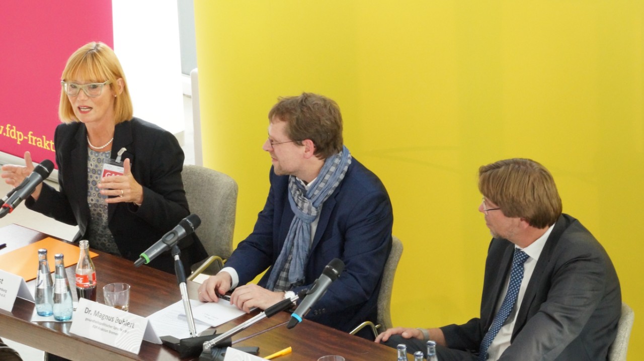 Kathrin Herbst (vdek Bremen) mit Dr. Magnus Buhler (FDP) und Uwe Zimmer (Krankenhausgesellschaft Bremen) auf dem Podium