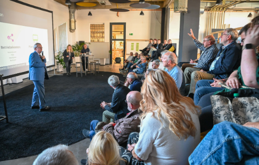 Ein Mann steht vor einem Publikum