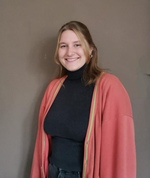 Junge Frau in roter Jacke