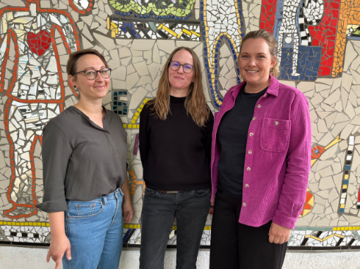 Drei Frauen vor einem Mosaik