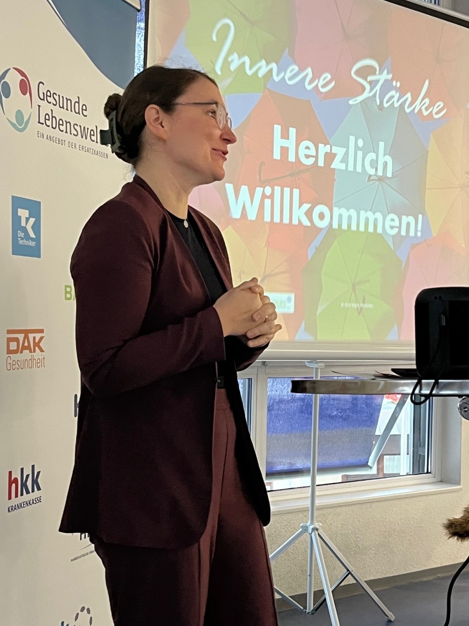 Dr. Svenja Jacobs vom vdek begr&uuml;&szlig;t die Anwesenden