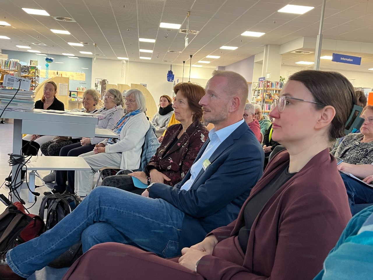 (von rechts) Svenja Jacobs (f&uuml;r die Ersatzkassen), J&uuml;rgen Weemeyer (Projektleitung) und Ann-Katrin Godt (Projektmitarbeiterin und Autorin) sowie (ganz links) Carola Poloczek von der vacances Tagespflege Lesum