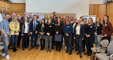 Gruppe Menschen blickt in die Kamera