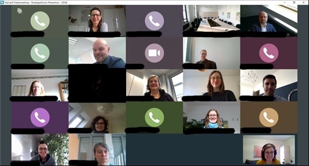 Screenshot einer Videokonferenz mit verschiedenen Kacheln