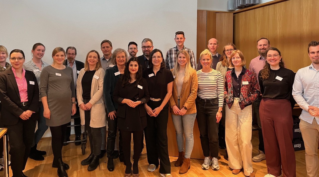 Gruppenbild mit etwa 20 Menschen Gruppenbild mit etwa 20 Menschen