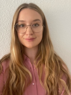 Junge Frau mit Brille und langen Haaren