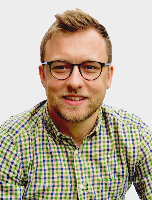 Porträt eines jungen Mannes mit Brille und kariertem Hemd