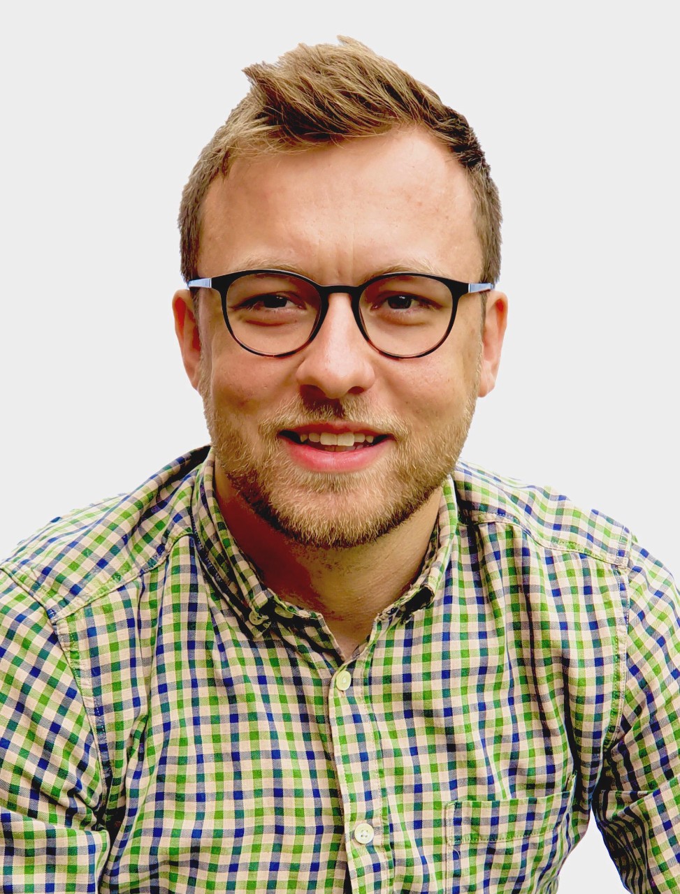 Porträt eines jungen Mannes mit Brille und kariertem Hemd
