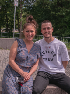 Eine Frau und ein Mann schauen freundlich in die Kamera