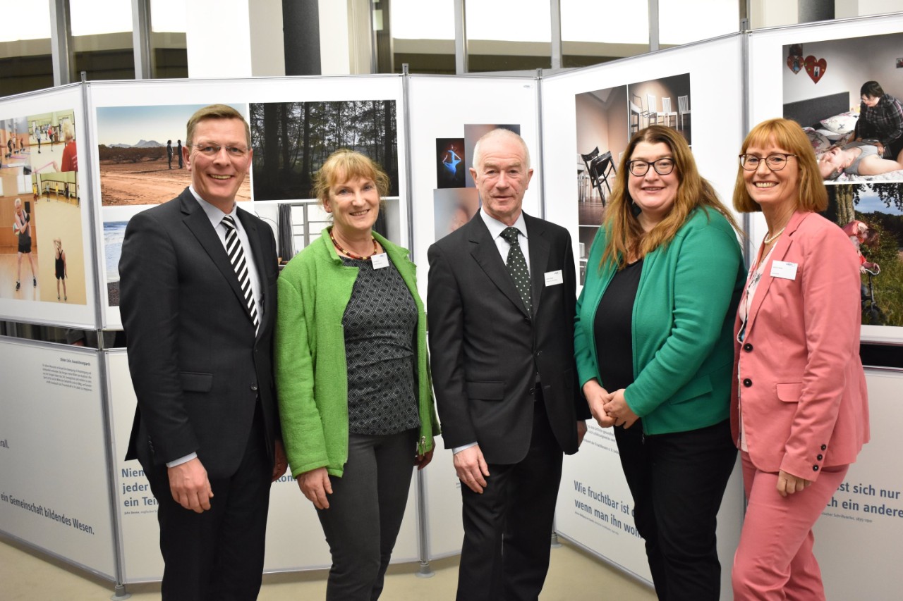 (v.l.) Kathrin Herbst, vdek Bremen, begr&uuml;&szlig;t Sozialsenatorin Anja Stahmann, Kurator Manfred Wigger, Sabine B&uuml;tow vom Netzwerk Selbsthilfe und Frank Imhoff, Vizepr&auml;sident der Bremischen B&uuml;rgerschaft