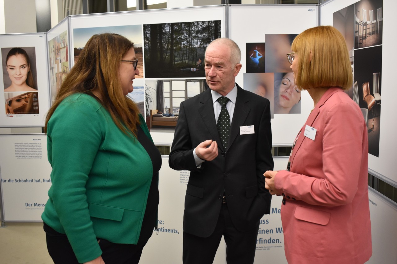 Sozialsenatorin Anja Stahmann (links) im Gespr&auml;ch mit Kurator Manfred Wigger und vdek-Leiterin Kathrin Herbst