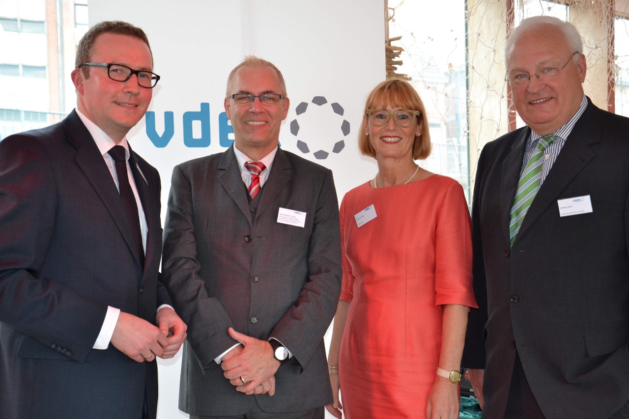 Gruppenbild: LA-Vorsitzender Dr. Christoph Vauth, Uwe Schneider-Heyer von der Senatorin f&uuml;r Gesundheit, sowie Kathrin Herbst und Christian Zahn, Verband der Ersatzkassen (von links nach rechts)