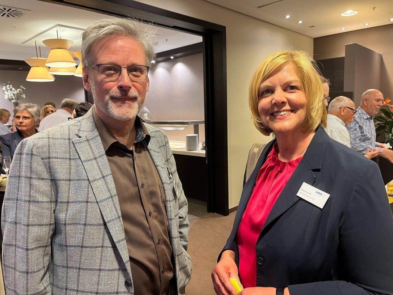 Torsten Barenborg, Leiter der vdek-Landesvertretung Bremen, mit Daniela Rywak von der AOK Bremen/Bremerhaven