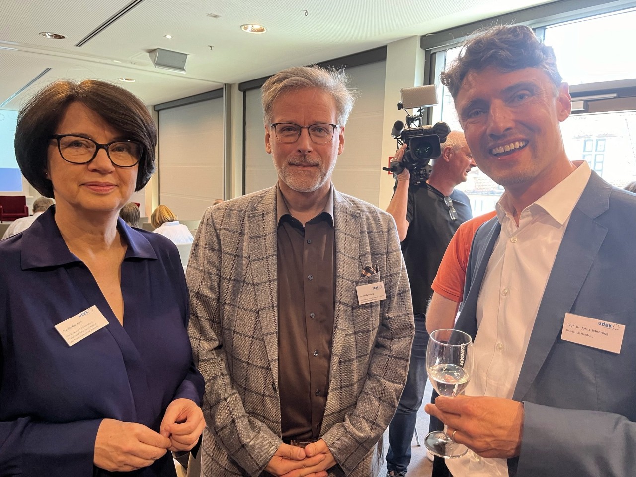 Senatorin Claudia Bernhard (links) und Gesundheits&ouml;konom Prof. Dr. Jonas Schrey&ouml;gg (rechts) werden von Torsten Barenborg, Landesvertretung Bremen, begr&uuml;&szlig;t.