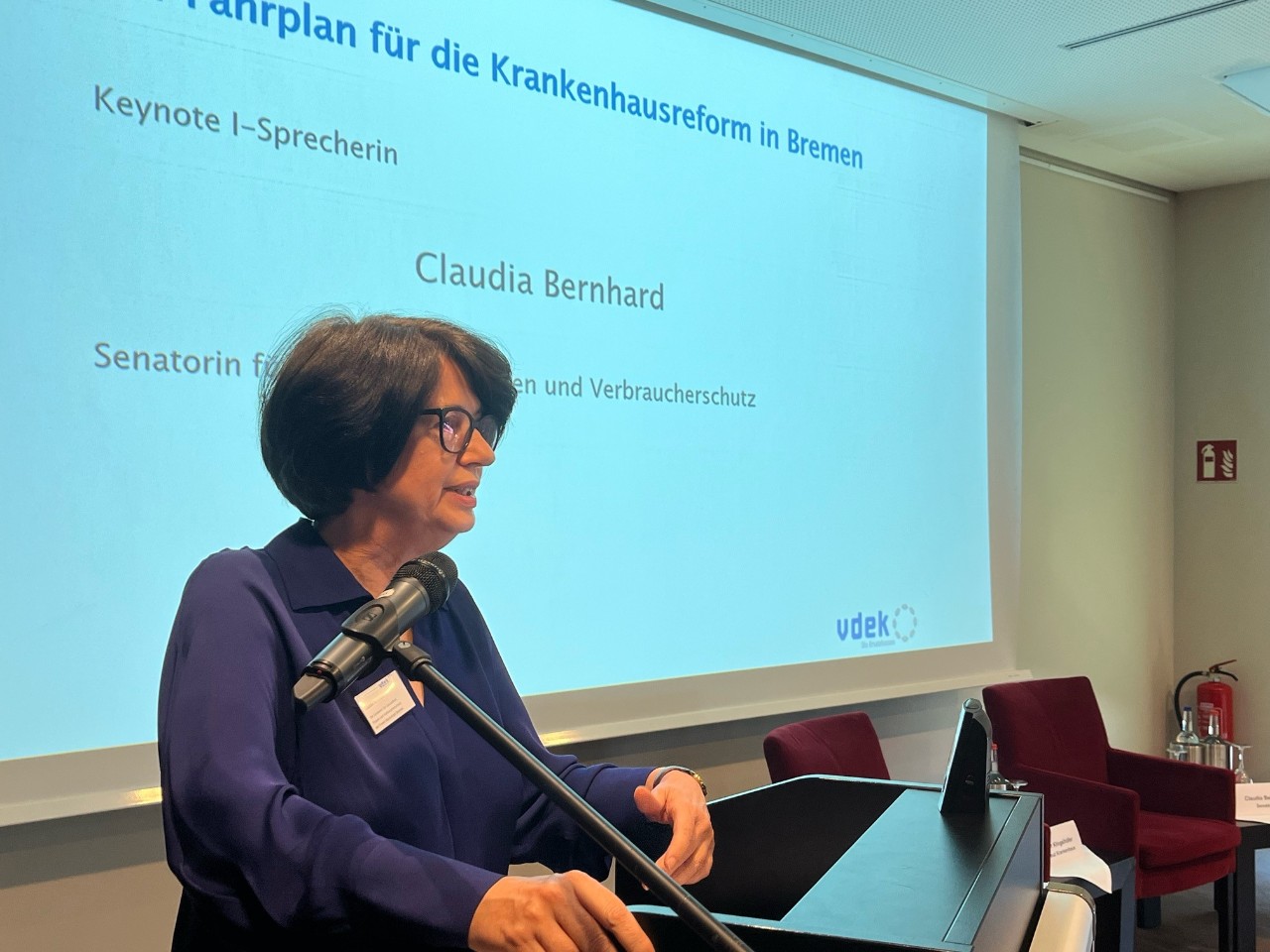 Senatorin Bernhard berichtet bei den Gespr&auml;chen am Fluss &uuml;ber den Stand der Krankenhausplanung in Bremen.