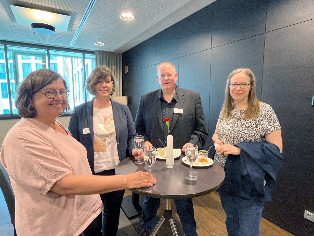 Martina kleine Bornhorst von der Caritas Bremen mit Kristin Krudop-Scholz und Marcus Wicker (vdek Bremen) sowie Angela Tr&uuml;mper von der DAK Gesundheit (v.l.n.r.)