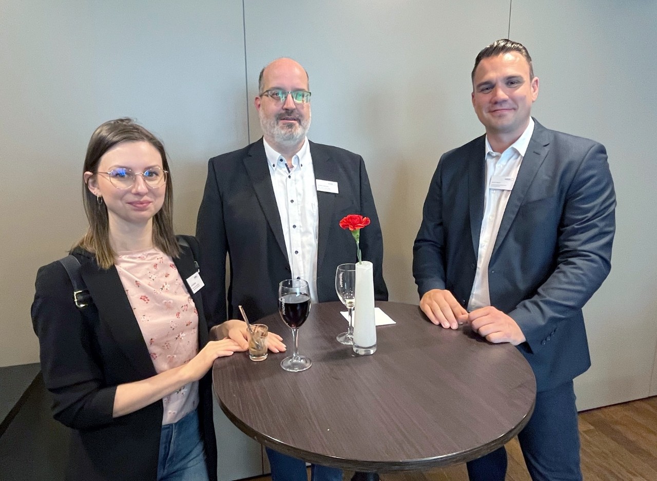 Julia Kolmykow und Stephan Hartmann, BKK Mitte, mit Jascha K&uuml;per, hkk  (v.l.n.r.)