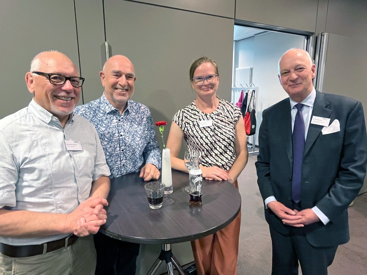 Selbstverwalter Ronald-Mike Neumeyer, Roland Schultze und Stephanie Reimer mit Dr. Cornelius Erbe, Vorsitzender des Landesausschusses der Ersatzkassen in Bremen (v.l.n.r.)