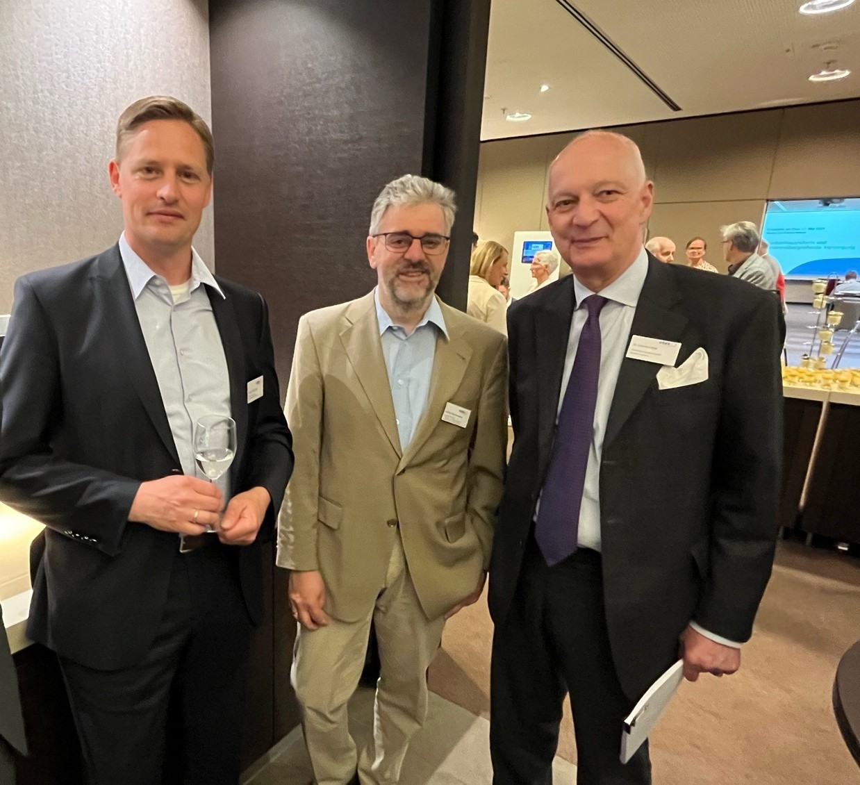DAK-Leiter Michael-Niklas R&uuml;he, Prof. Dr. Heinz Rothgang von der Universit&auml;t Bremen und Dr. Cornelius Erbe von der hkk (v.l.n.r.)