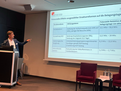 Mann zeigt auf eine Präsentation im Hintergrund Mann zeigt auf eine Präsentation im Hintergrund