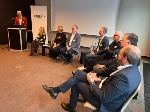 Diskussionsrunde bei den Gesprächen am Fluss 2026