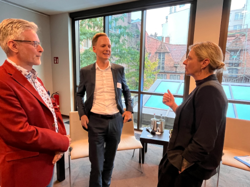 Torsten Barenborg und Björn-Ingemar Janssen (beide vdek) im Gespräch mit Janina Hartmann aus Rotterdam.