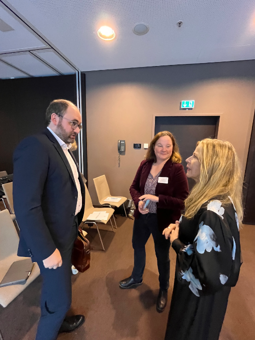 Ole Laumann von der Senatorin für Gesundheit im Gespräch mit Judith Borsch von der Krankenhausgesellschaft Bremen und Moderatorin Beate Hoffmann.